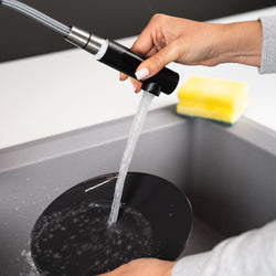 Black kitchen tap Mizzo Avori. Pull out spray